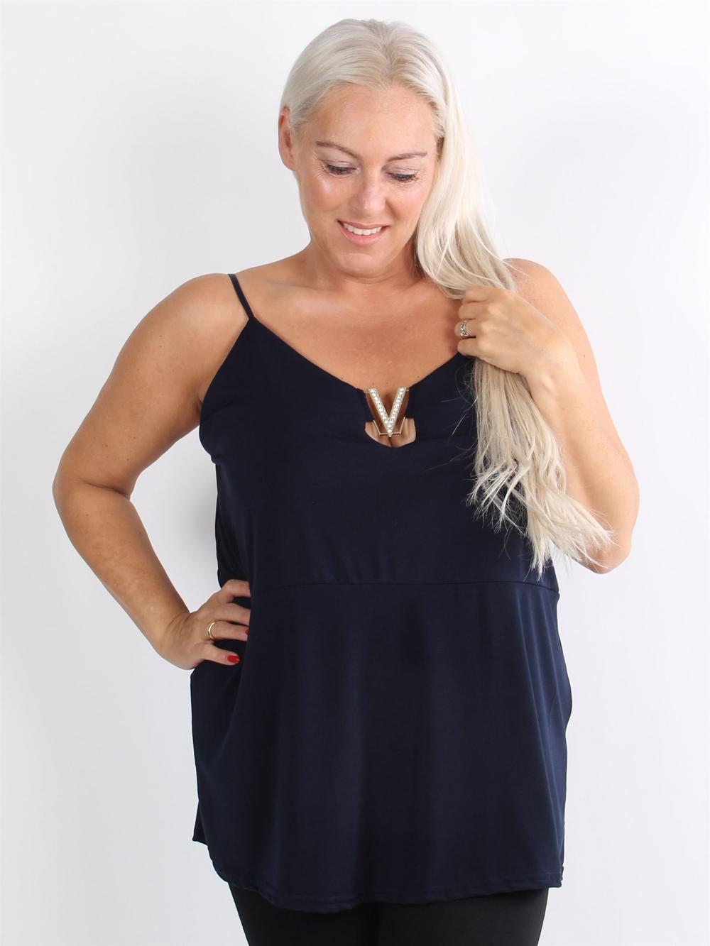 Lydia - Armygrøn top med guldsmykke ved brystet